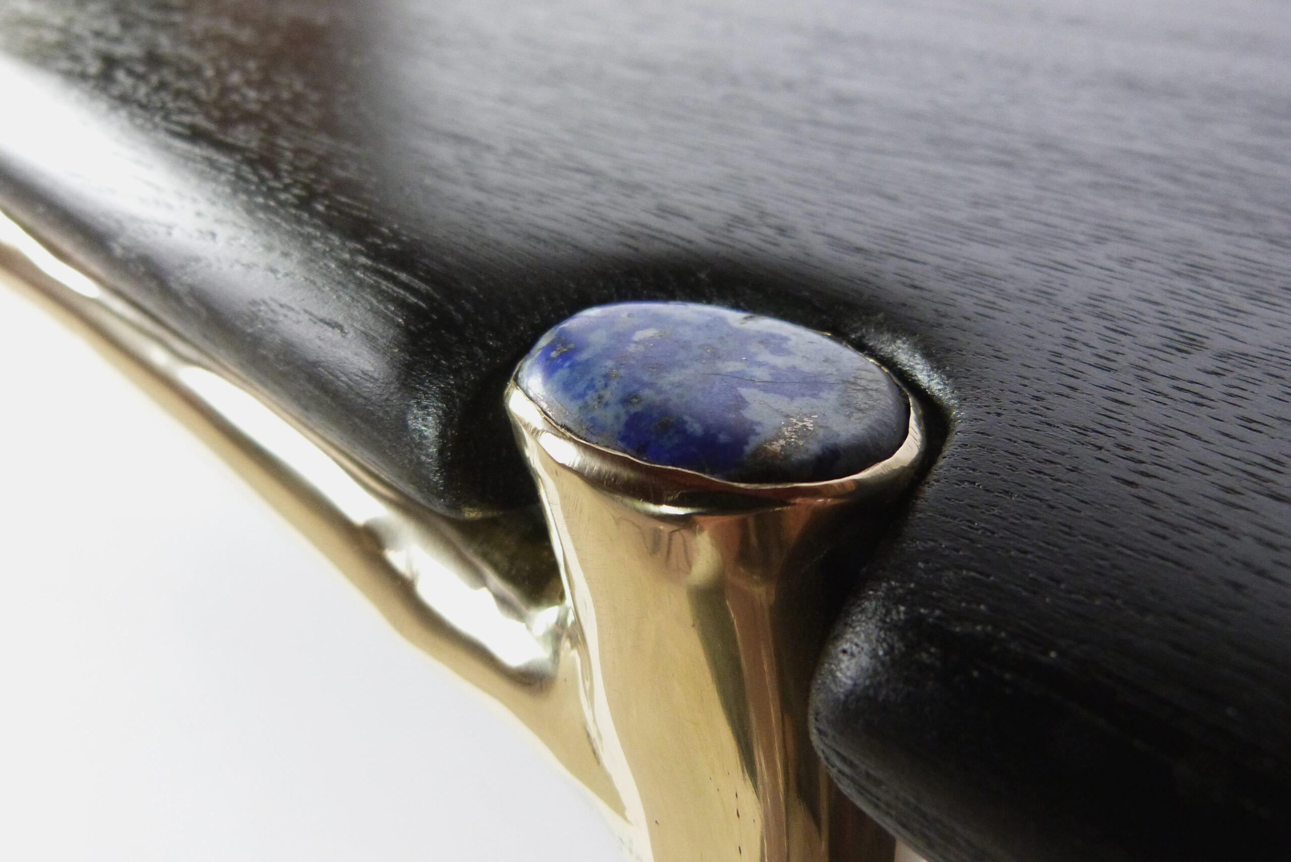 table modèle iki brass,patinated oak, lapis lazuli design mathieu gillet furniture art craftman